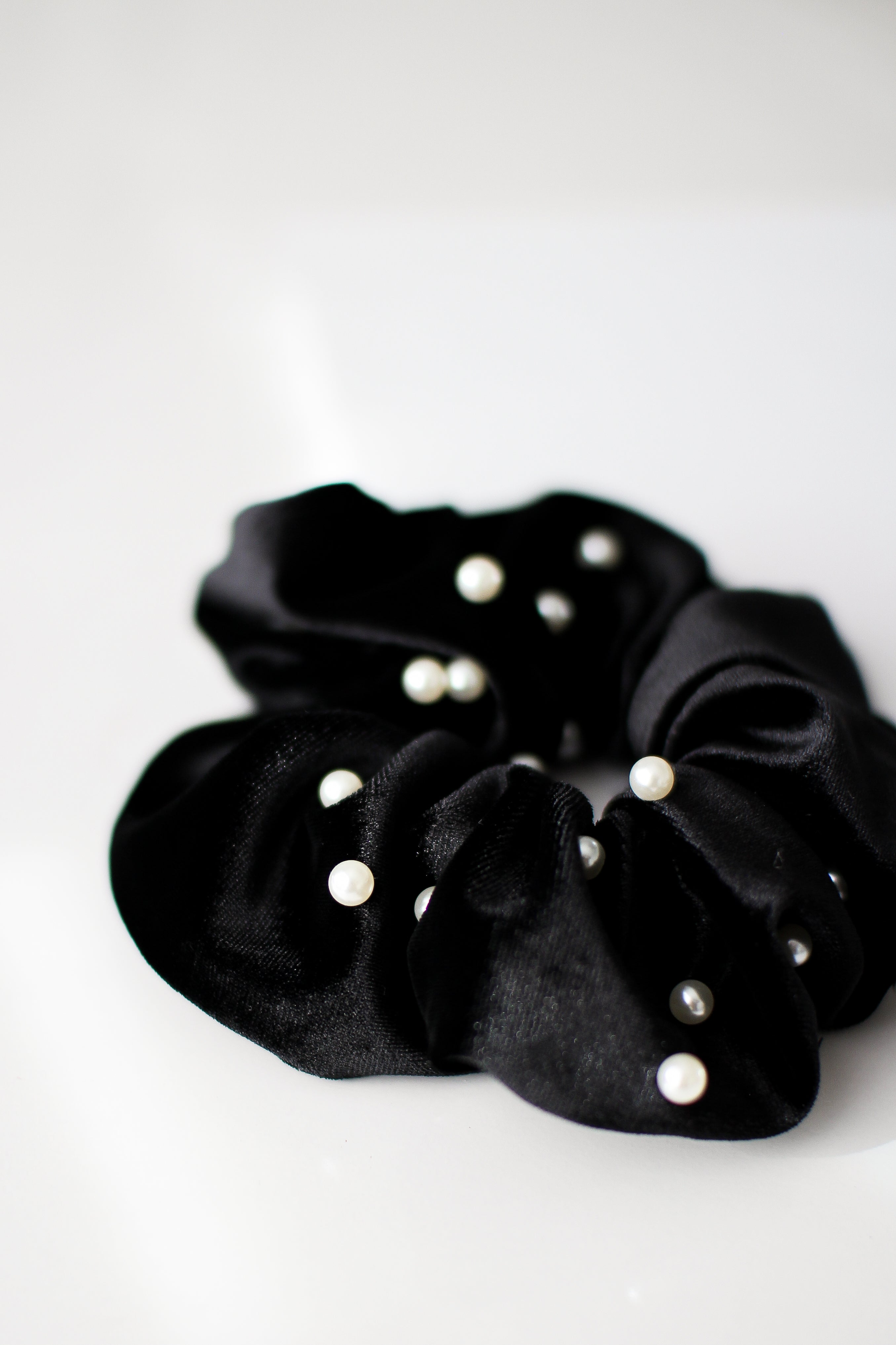 [leeENoir] 韓国アクセ☆Velvet Pearl Scrunchie Velvet Pearl Scrunchie in Black – Missy Sue