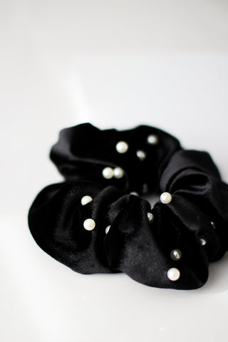 Velvet Pearl Scrunchie in Black
